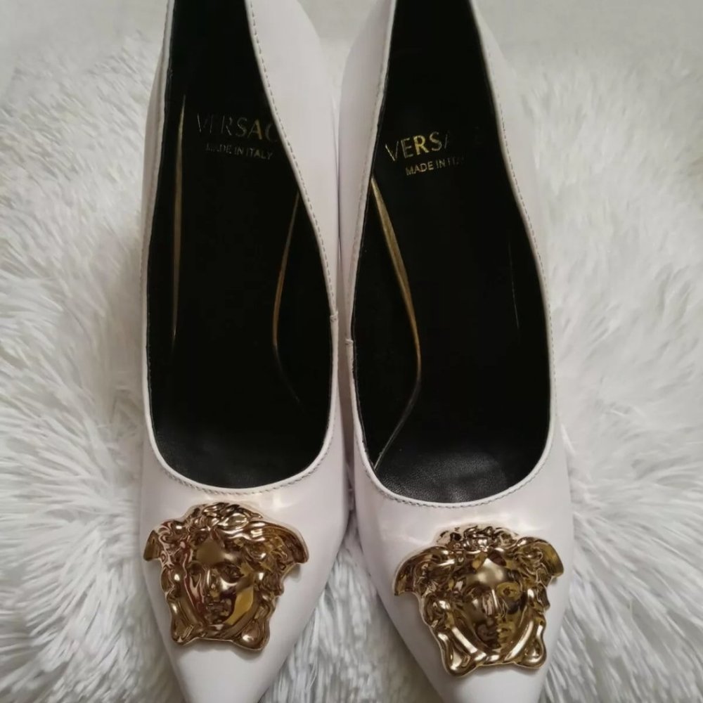 Unique Versace La Medusa Palazzo Pumps